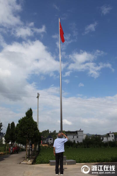 老人升旗2.jpg 老人升旗2.jpg